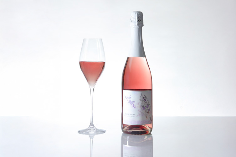 熟成で桜色に変化した Purple Reign Sparkling 2023 のボトルとグラス