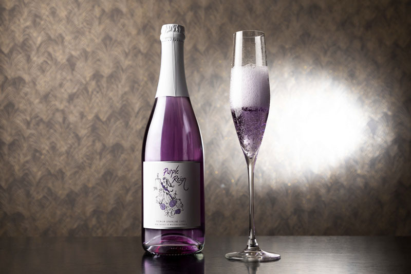 紫ワイン Purple Reign Sparkling のボトルとフルートグラス