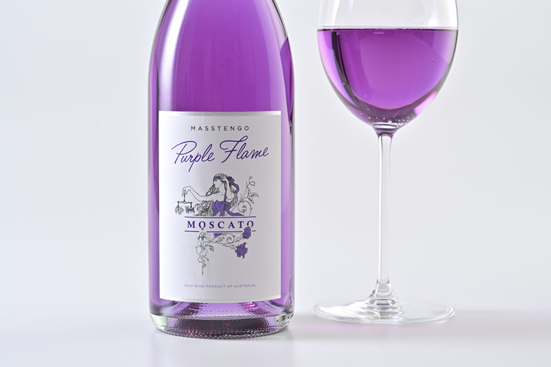 紫ワイン Purple Flame Moscato（甘口）のボトルとグラス
