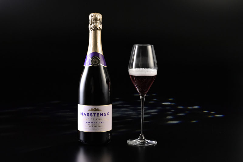 紫ワイン Purple Flame Sparkling のボトルとグラス