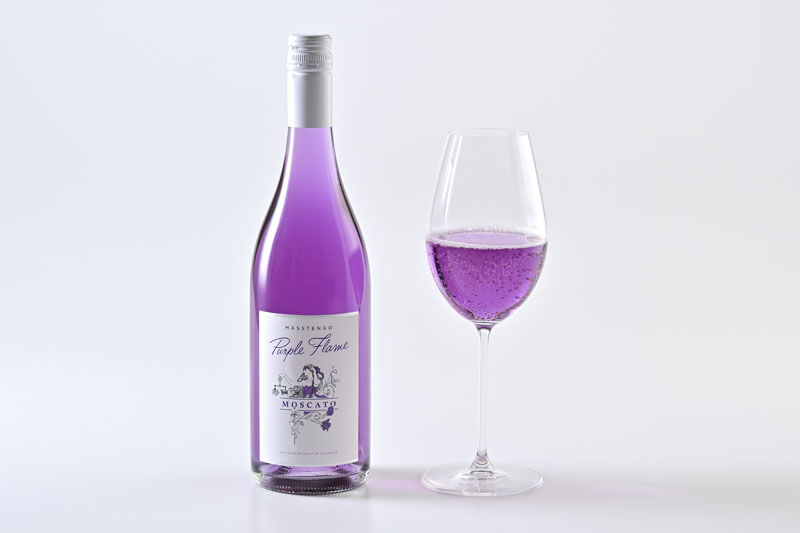 紫ワイン Purple Flame（甘口）のボトルとグラス