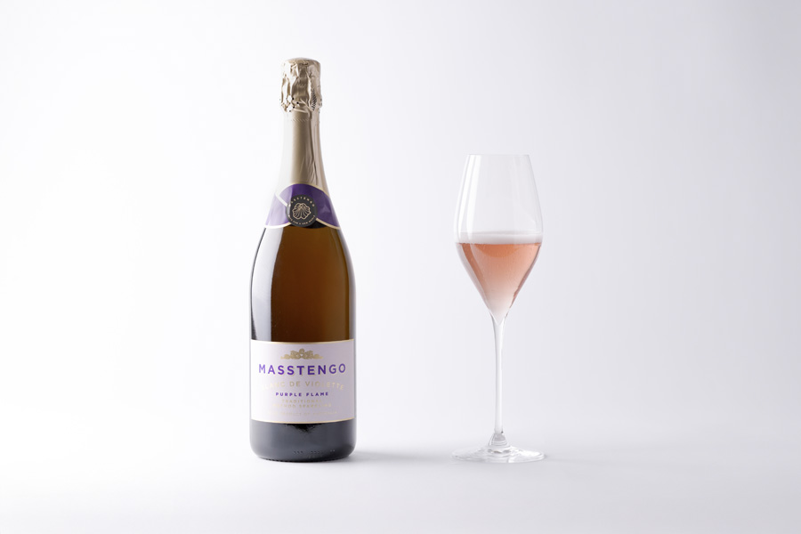 シャンパーニュ製法でつくられた Purple Flame Sparkling のボトルとグラス