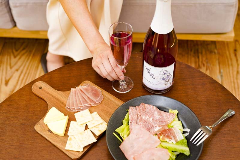 生ハムとチーズのプレートに合わせた紫ワイン